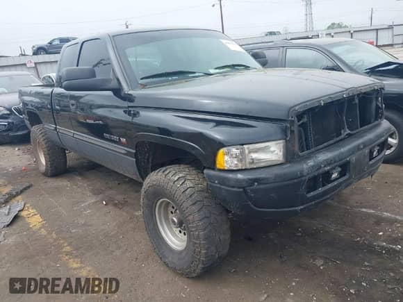 1998 Dodge 1500 z VIN 1B7HF13Z5WJ170522, wystawiony jako IAAI lot #41897479 z przebiegiem Nie podano mil oraz . Historia ofert i sprzedaży dostępna na DreamBid. Obrazek 1.
