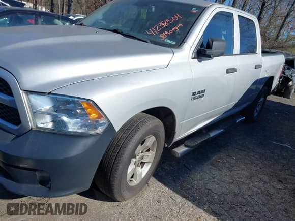 2018 Ram 1500 Express z VIN 3C6RR6KG2JG225759, wystawiony jako IAAI lot #41238504 z przebiegiem 123 991 mil mil oraz . Historia ofert i sprzedaży dostępna na DreamBid. Obrazek 2.