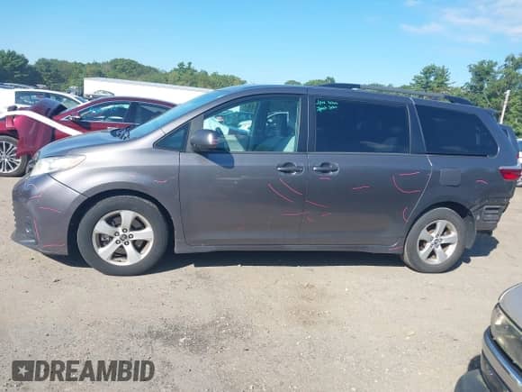 2018 Toyota Sienna LE with VIN 5TDKZ3DC2JS914933, listed as a IAAI auction lot 43075517 with 89,547 mi miles and . Bid and sale history available at DreamBid. Image 15.