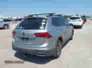 2022 Volkswagen Tiguan S z VIN 3VV1B7AX5NM152137, wystawiony jako IAAI lot #43150933 z przebiegiem 49 575 mil mil oraz . Historia ofert i sprzedaży dostępna na DreamBid. Obrazek 4.