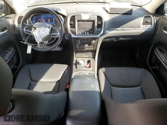 2022 Chrysler 300 Touring z VIN 2C3CCAAG6NH184552, wystawiony jako Copart lot #68896005 z przebiegiem 13 032 mil mil oraz Szkoda całkowita • Salvage title. Historia ofert i sprzedaży dostępna na DreamBid. Obrazek 8.