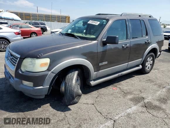 2006 Ford Explorer XLT z VIN 1FMEU73886UB40833, wystawiony jako Copart lot #67680445 z przebiegiem 246 015 mil mil oraz Szkoda całkowita • Salvage title. Historia ofert i sprzedaży dostępna na DreamBid. Obrazek 1.