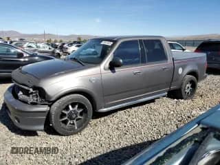2002 Ford F-150 Harley Davidson z VIN 1FTRW073X2KC98943, wystawiony jako Copart lot #46441655 z przebiegiem 231 794 mil mil oraz Szkoda całkowita • Salvage title. Historia ofert i sprzedaży dostępna na DreamBid. Obrazek 1.