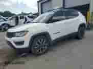 2020 Jeep Compass Trailhawk z VIN 3C4NJDDB6LT184728, wystawiony jako Copart lot #65729635 z przebiegiem Nie podano mil oraz Szkoda całkowita • Salvage title. Historia ofert i sprzedaży dostępna na DreamBid. Obrazek 1.