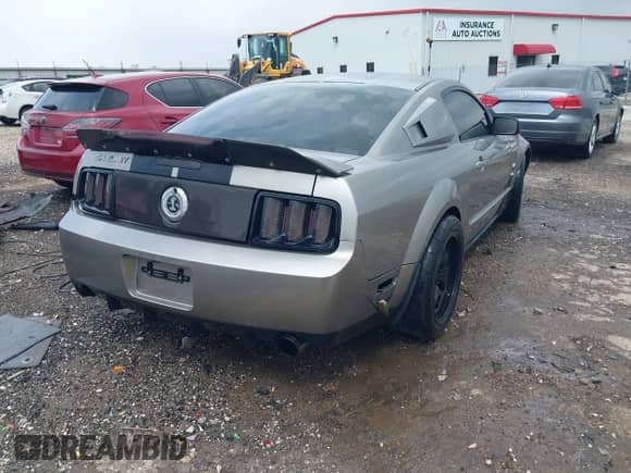 2009 Ford Mustang Shelby GT500 z VIN 1ZVHT88S595137432, wystawiony jako IAAI lot #41941872 z przebiegiem 118 011 mil mil oraz . Historia ofert i sprzedaży dostępna na DreamBid. Obrazek 4.