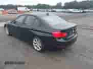 2013 BMW 3 Series 320i xDrive z VIN WBA3C3C5XDF978535, wystawiony jako IAAI lot #43579123 z przebiegiem 309 255 mil mil oraz . Historia ofert i sprzedaży dostępna na DreamBid. Obrazek 3.