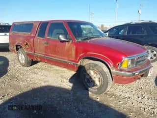 1996 Chevrolet S-10 LS with VIN 1GCDT19W4T8228627, listed as a IAAI auction lot 43511870 with 113,986 mi miles and . Bid and sale history available at DreamBid. Image 1.