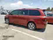 2017 Toyota Sienna LE Auto Access Seat z VIN 5TDKZ3DC4HS853532, wystawiony jako Copart lot #58519405 z przebiegiem 106 463 mil mil oraz Czysty tytuł • Clean title. Historia ofert i sprzedaży dostępna na DreamBid. Obrazek 2.