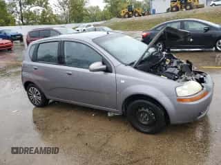 2007 Chevrolet Aveo LS z VIN KL1TD66607B738726, wystawiony jako Copart lot #73238484 z przebiegiem Nie podano mil oraz Szkoda całkowita • Salvage title. Historia ofert i sprzedaży dostępna na DreamBid. Obrazek 4.