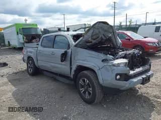 2019 Toyota Tacoma SR z VIN 3TMCZ5AN7KM205650, wystawiony jako IAAI lot #42753052 z przebiegiem 54 746 mil mil oraz . Historia ofert i sprzedaży dostępna na DreamBid. Obrazek 1.