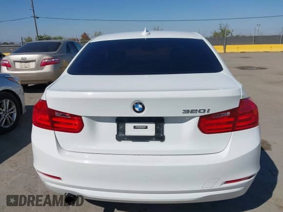 2013 BMW 3 Series 320i z VIN WBA3B1C59DK128930, wystawiony jako IAAI lot #43273640 z przebiegiem 177 775 mil mil oraz . Historia ofert i sprzedaży dostępna na DreamBid. Obrazek 16.