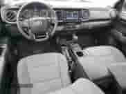 2023 Toyota Tacoma SR z VIN 3TYRZ5CN9PT026979, wystawiony jako Copart lot #85715965 z przebiegiem 70 943 mil mil oraz Szkoda całkowita • Salvage title. Historia ofert i sprzedaży dostępna na DreamBid. Obrazek 8.