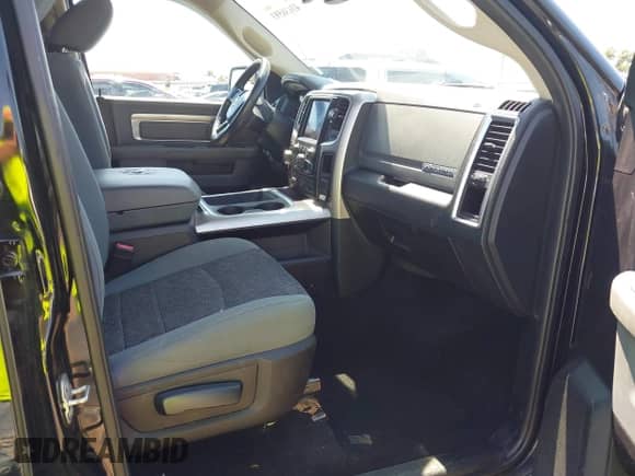 2019 Ram 1500 Big Horn z VIN 1C6RR7LT7KS631550, wystawiony jako IAAI lot #43138593 z przebiegiem 126 148 mil mil oraz . Historia ofert i sprzedaży dostępna na DreamBid. Obrazek 5.