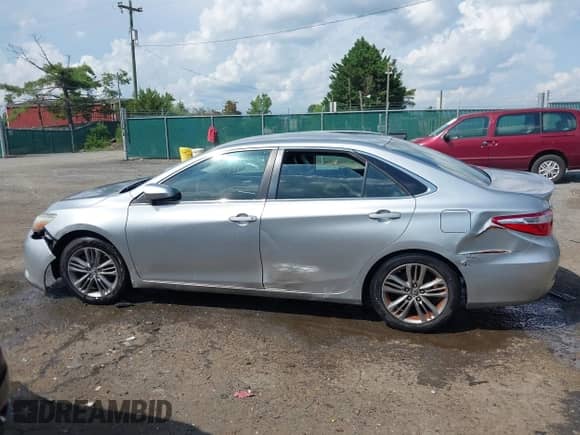 2015 Toyota Camry SE z VIN 4T1BF1FK7FU014318, wystawiony jako IAAI lot #42733836 z przebiegiem 153 303 mil mil oraz . Historia ofert i sprzedaży dostępna na DreamBid. Obrazek 14.