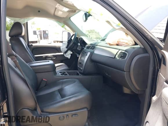 2013 Chevrolet Silverado 2500HD LTZ z VIN 1GC1KYE83DF123371, wystawiony jako IAAI lot #42395506 z przebiegiem 49 341 mil mil oraz . Historia ofert i sprzedaży dostępna na DreamBid. Obrazek 5.