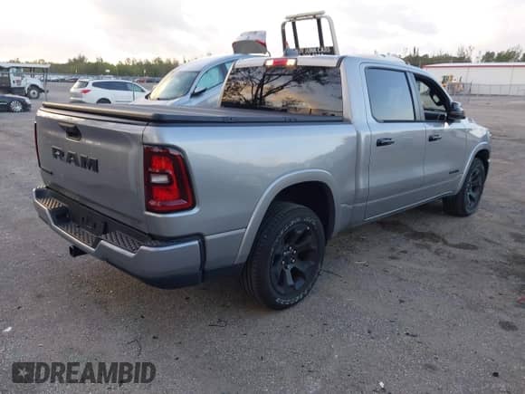 2025 Ram 1500 Big Horn z VIN 1C6RREFG9SN527515, wystawiony jako IAAI lot #41952115 z przebiegiem 8 009 mil mil oraz . Historia ofert i sprzedaży dostępna na DreamBid. Obrazek 4.