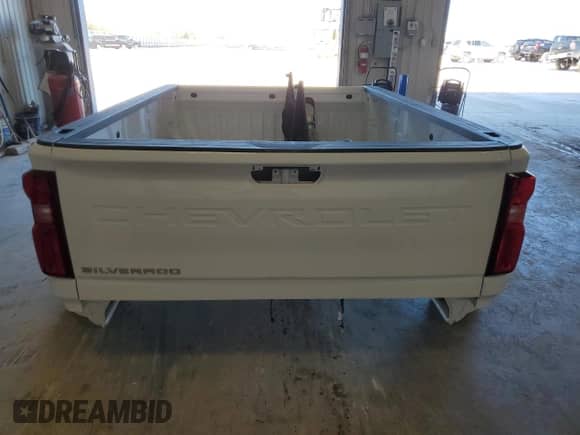 2021 Chevrolet Silverado 1500 z VIN BS81964744, wystawiony jako Copart lot #81964744 z przebiegiem Nie podano mil oraz Czysty tytuł • Clean title. Historia ofert i sprzedaży dostępna na DreamBid. Obrazek 6.