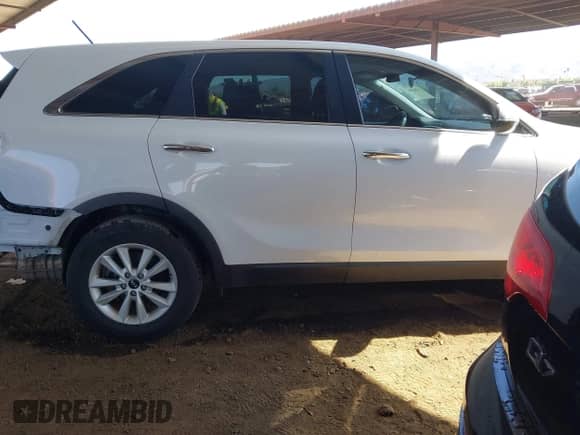 2020 Kia Sorento LX z VIN 5XYPG4A59LG623319, wystawiony jako IAAI lot #43343941 z przebiegiem 77 371 mil mil oraz . Historia ofert i sprzedaży dostępna na DreamBid. Obrazek 14.