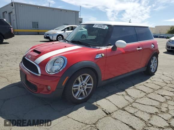 2011 MINI Hardtop S with VIN WMWSV3C50BTY12562, listed as a Copart auction lot 61183425 with 125,126 mi miles and Salvage title. Bid and sale history available at DreamBid. Image 1.
