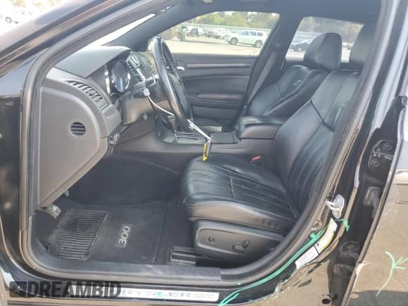 2014 Chrysler 300 S с VIN 2C3CCABTXEH222036, выставлен на аукционе Copart как лот 68220895 с пробегом 152 640 миль миль и Списание • Salvage title. История ставок и продаж доступна на DreamBid. Изображение 7.