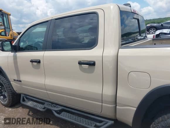 2025 Ram 1500 Rebel z VIN 1C6SRFLP5SN658193, wystawiony jako IAAI lot #42648676 z przebiegiem 11 099 mil mil oraz . Historia ofert i sprzedaży dostępna na DreamBid. Obrazek 15.