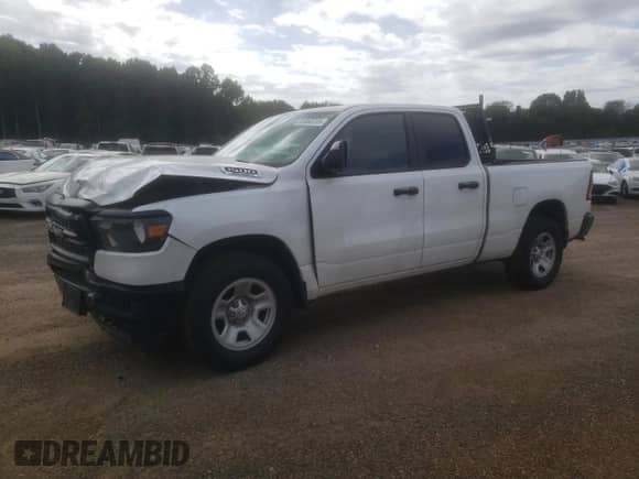 2024 Ram 1500 Tradesman z VIN 1C6RRFCG9RN210418, wystawiony jako Copart lot #82068735 z przebiegiem 71 590 mil mil oraz Szkoda całkowita • Salvage title. Historia ofert i sprzedaży dostępna na DreamBid. Obrazek 1.