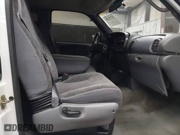 2000 Dodge 1500 z VIN 3B7HC13Z2YM214507, wystawiony jako IAAI lot #42779289 z przebiegiem 178 546 mil mil oraz . Historia ofert i sprzedaży dostępna na DreamBid. Obrazek 5.