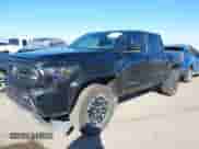 2024 Toyota Tacoma SR5 с VIN 3TMLB5JN2RM040251, выставлен на аукционе IAAI как лот 41681405 с пробегом 2 735 миль миль и . История ставок и продаж доступна на DreamBid. Изображение 2.