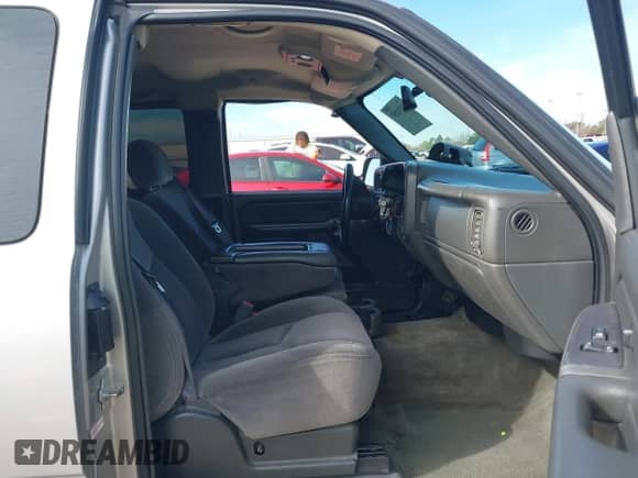 2005 GMC Sierra 1500 SLE z VIN 2GTEC19TX51217941, wystawiony jako IAAI lot #41333257 z przebiegiem 273 832 mil mil oraz . Historia ofert i sprzedaży dostępna na DreamBid. Obrazek 5.