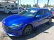 2022 Hyundai Elantra Blue z VIN KMHLM4AJXNU031297, wystawiony jako IAAI lot #43031565 z przebiegiem 57 688 mil mil oraz . Historia ofert i sprzedaży dostępna na DreamBid. Obrazek 2.