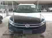 2017 Volkswagen Tiguan Wolfsburg Edition z VIN WVGRV7AX5HW501063, wystawiony jako IAAI lot #42099362 z przebiegiem 76 597 mil mil oraz . Historia ofert i sprzedaży dostępna na DreamBid. Obrazek 12.