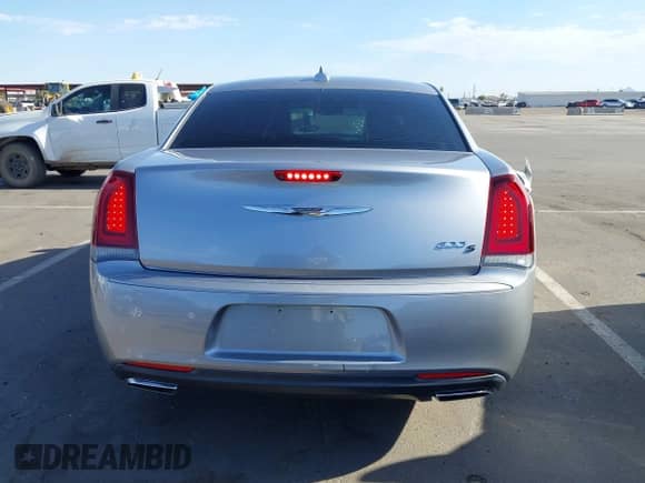 2015 Chrysler 300 S с VIN 2C3CCABGXFH853521, выставлен на аукционе IAAI как лот 42683181 с пробегом 138 085 миль миль и . История ставок и продаж доступна на DreamBid. Изображение 16.