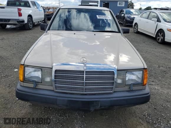 1986 Mercedes-Benz 300 E z VIN WDBEA30D6GA268125, wystawiony jako Copart lot #86553085 z przebiegiem 106 362 mil mil oraz Czysty tytuł • Clean title. Historia ofert i sprzedaży dostępna na DreamBid. Obrazek 5.