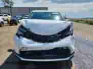 2021 Toyota Sienna LE z VIN 5TDKRKEC7MS004868, wystawiony jako Copart lot #71539325 z przebiegiem 101 434 mil mil oraz Szkoda całkowita • Salvage title. Historia ofert i sprzedaży dostępna na DreamBid. Obrazek 5.