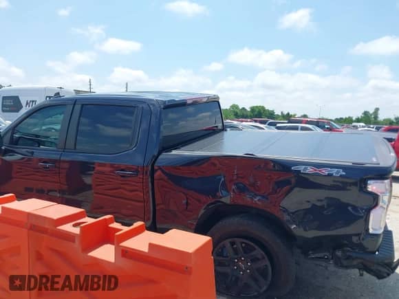 2022 Chevrolet Silverado 1500 RST z VIN 1GCUDEET6NZ610302, wystawiony jako IAAI lot #42176569 z przebiegiem 113 137 mil mil oraz . Historia ofert i sprzedaży dostępna na DreamBid. Obrazek 14.