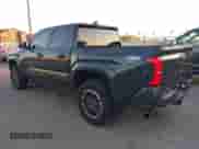 2024 Toyota Tacoma SR5 z VIN 3TMLB5JN8RM080821, wystawiony jako IAAI lot #43198796 z przebiegiem 13 169 mil mil oraz . Historia ofert i sprzedaży dostępna na DreamBid. Obrazek 3.