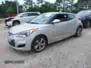 2013 Hyundai Veloster w/Gray Int z VIN KMHTC6AD2DU162201, wystawiony jako IAAI lot #42370497 z przebiegiem 112 551 mil mil oraz . Historia ofert i sprzedaży dostępna na DreamBid. Obrazek 2.
