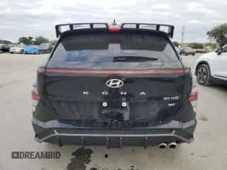 2024 Hyundai Kona N Line z VIN KM8HA3A34RU096386, wystawiony jako Copart lot #81021484 z przebiegiem 3 947 mil mil oraz Szkoda całkowita • Salvage title. Historia ofert i sprzedaży dostępna na DreamBid. Obrazek 6.