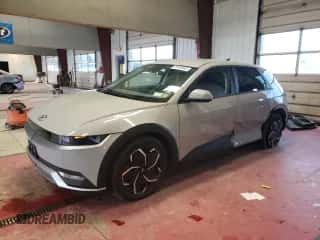 2022 Hyundai Ioniq 5 SE z VIN KM8KMDAF2NU067640, wystawiony jako Copart lot #49702043 z przebiegiem 19 135 mil mil oraz . Historia ofert i sprzedaży dostępna na DreamBid. Obrazek 1.