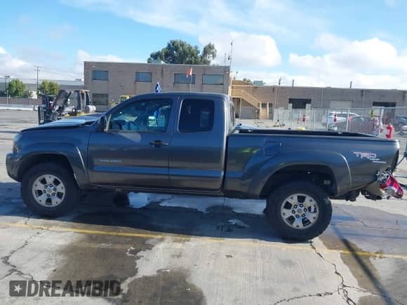 2011 Toyota Tacoma z VIN 5TFUU4EN9BX020162, wystawiony jako IAAI lot #43438521 z przebiegiem 370 017 mil mil oraz . Historia ofert i sprzedaży dostępna na DreamBid. Obrazek 15.