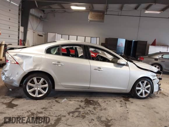 2016 Volvo S60 T5 Drive-E Premier z VIN YV126MFK7G2409287, wystawiony jako IAAI lot #42359026 z przebiegiem 51 495 mil mil oraz . Historia ofert i sprzedaży dostępna na DreamBid. Obrazek 13.
