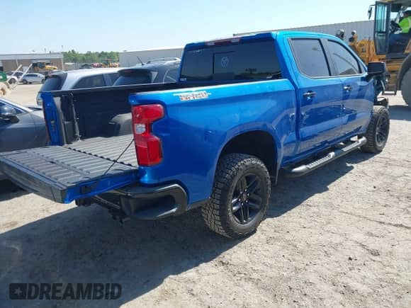 2024 Chevrolet Silverado 1500 LT Trail Boss z VIN 3GCUDFED4RG208525, wystawiony jako IAAI lot #42239130 z przebiegiem 22 472 mil mil oraz . Historia ofert i sprzedaży dostępna na DreamBid. Obrazek 4.