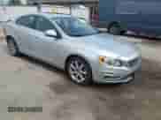 2016 Volvo S60 T5 Drive-E Premier z VIN YV126MFK8G2406947, wystawiony jako IAAI lot #42527322 z przebiegiem 49 795 mil mil oraz . Historia ofert i sprzedaży dostępna na DreamBid. Obrazek 1.