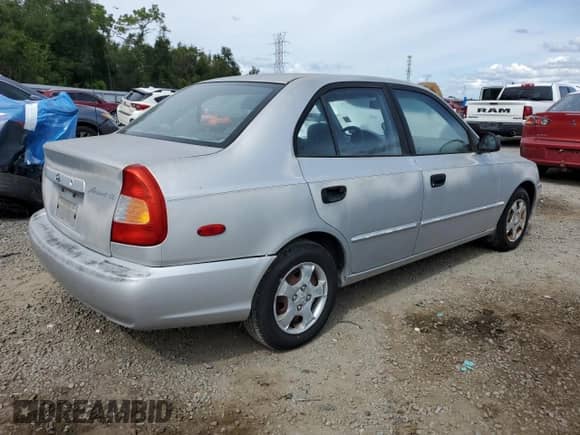 2002 Hyundai Accent GL z VIN KMHCG45C12U398748, wystawiony jako Copart lot #82077055 z przebiegiem 175 456 mil mil oraz Czysty tytuł • Clean title. Historia ofert i sprzedaży dostępna na DreamBid. Obrazek 3.