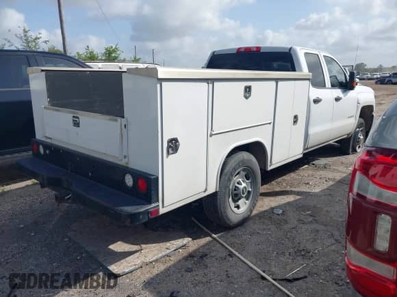2019 Chevrolet Silverado 2500HD Work Truck z VIN 2GB2CREG1K1221564, wystawiony jako IAAI lot #42362013 z przebiegiem 126 897 mil mil oraz . Historia ofert i sprzedaży dostępna na DreamBid. Obrazek 4.
