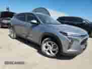 2025 Chevrolet Trax LS с VIN KL77LFEP6SC035767, выставлен на аукционе Copart как лот 61588975 с пробегом 18 623 миль миль и Списание • Salvage title. История ставок и продаж доступна на DreamBid. Изображение 4.