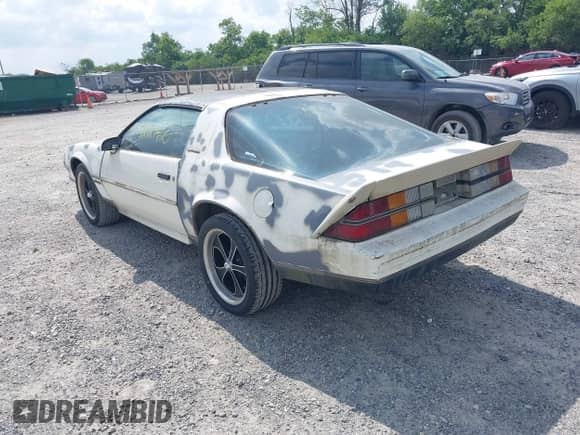 1983 Chevrolet Camaro z VIN 1G1AS87H7DL165002, wystawiony jako IAAI lot #42681420 z przebiegiem 74 345 mil mil oraz . Historia ofert i sprzedaży dostępna na DreamBid. Obrazek 3.