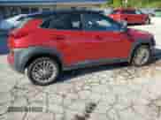 2020 Hyundai Kona SEL z VIN KM8K2CAA5LU596730, wystawiony jako Copart lot #74010864 z przebiegiem 108 898 mil mil oraz Szkoda całkowita • Salvage title. Historia ofert i sprzedaży dostępna na DreamBid. Obrazek 3.