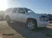 2008 Chevrolet Suburban LTZ z VIN 1GNFK16328R195352, wystawiony jako Copart lot #70376165 z przebiegiem 172 456 mil mil oraz Czysty tytuł • Clean title. Historia ofert i sprzedaży dostępna na DreamBid. Obrazek 4.