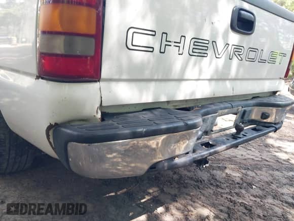 2002 Chevrolet Silverado 1500 z VIN 1GCEC14W42Z273524, wystawiony jako IAAI lot #42784225 z przebiegiem 180 043 mil mil oraz . Historia ofert i sprzedaży dostępna na DreamBid. Obrazek 13.